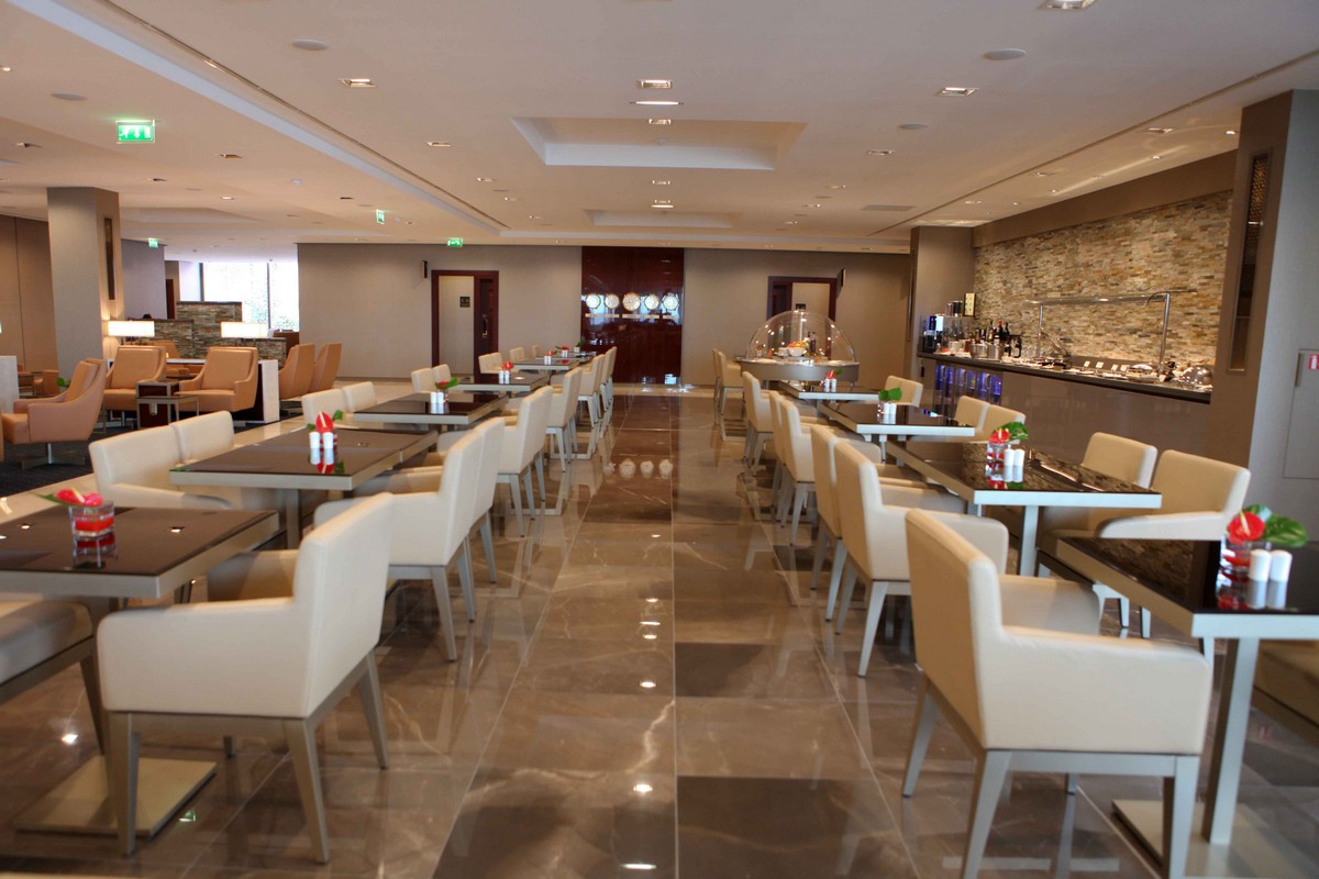 Emirates First and Business Class lounge in Paris
