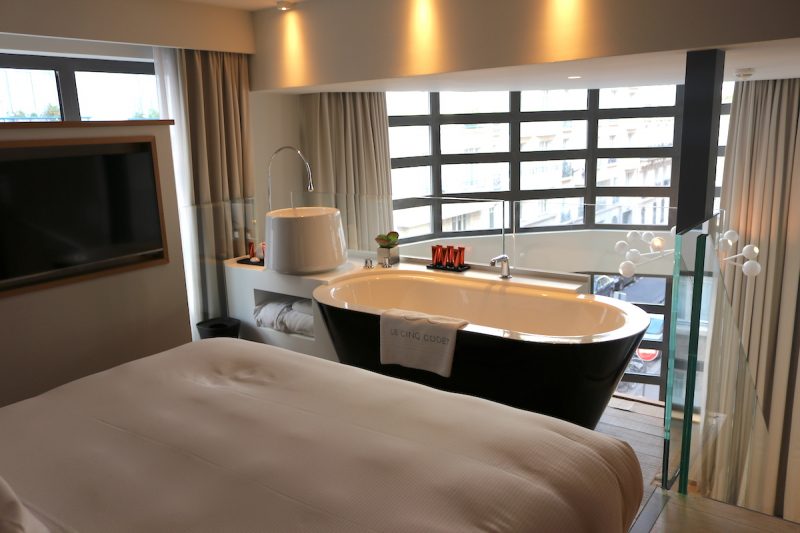 Duplex Suite bed & bathtub