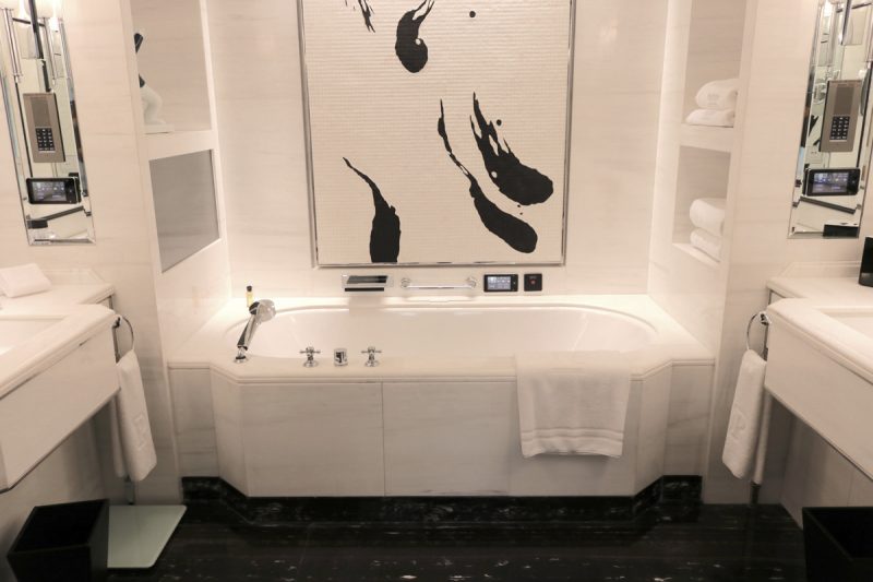 Deluxe Suite - Bathroom